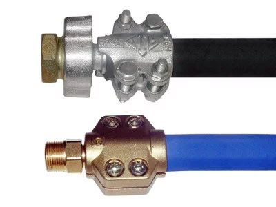 Instalacja gumowego węża do pary